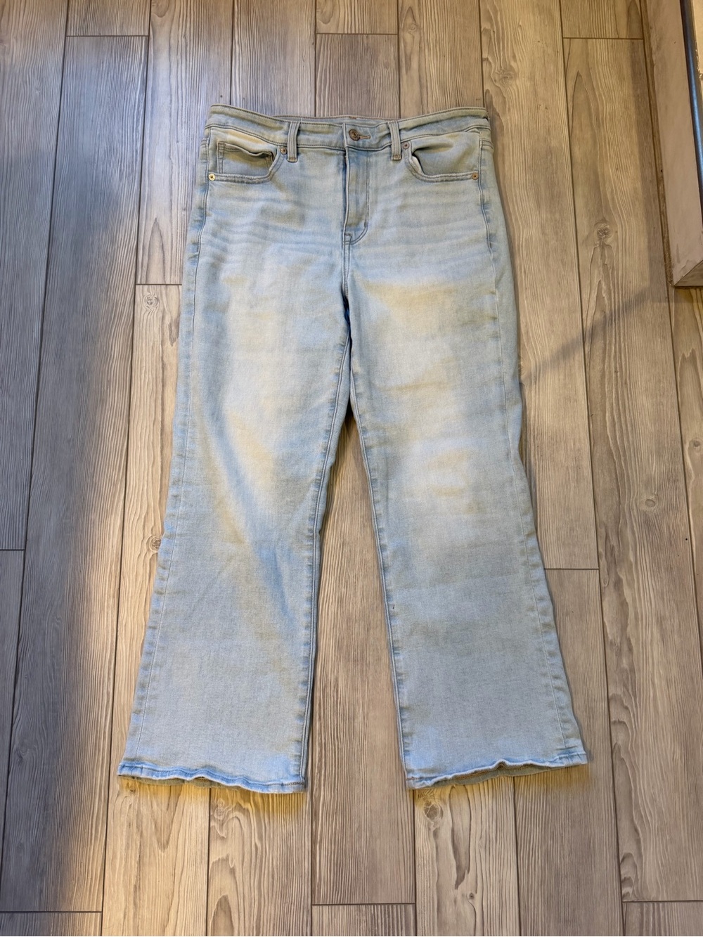 American Eagle next level stretch jeans. Size 12. Cropped. Excellent condition.